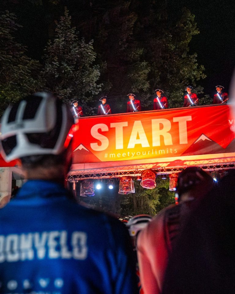 Ce moment 🥹

Ce moment précis où tu t'apprêtes à t'élancer dans quelque chose de grand. De très grand même. ⛰️

Ce moment du départ où les sentiments de doute et d'envie se côtoient. 🙂

Ce moment pour lequel tu t'es préparé durant toutes ces semaines. 🚴🏻

Ce moment qui restera graver dans tes souvenirs. ❤️

En route les amis !

___

That precise moment when you're about to embark on something big. ⛰️

That moment of departure when feelings of doubt and excitement rub shoulders. 🙂

That moment you've been preparing for all these weeks. 🚴🏻

That moment that will remain engraved in your heart. ❤️

En route les amis!

📷 @kuva.swiss 

#cycling #ultracycling #cyclingswitzerland
#valaiswallis