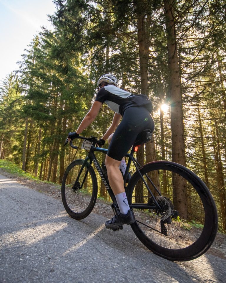 Grimpette lovers ❤️⛰️🚴🏻

Le Tour des Stations, c'est LA course pour les amoureux d'ascensions.

De 2'900m de dénivelé positif à 8'848m (oui, oui, l'équivalent de l'Everest), tu trouveras quelque chose à ton goût.

Infos et inscriptions –> lien en bio 😊

En route les amis !

___

The Tour des Stations is THE race for climbs chasers.

With 2,900 metres of elevation gain and 8,848 metres of total elevation (yes, that's right, the equivalent of Everest), you're sure to find something to suit your wishes.

Information and registration –> link in bio 😊

En route les amis!

📷 @kuva.swiss 

#cycling #ultracycling #cyclingswitzerland
#valaiswallis