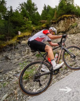 Ton challenge t'attend ⛰️🚴🏼‍♀️Un challenge n'en est réellement un que s'il te demande des efforts pour l'atteindre.Que cela soit sur le Mediofondo et ses 3'000 mètres de dénivelé positif répartis sur 77km ou jusqu'au 241km et 8'848 mètre de dénivelé de l'Ultrafondo The Everest, tu trouveras de quoi assouvir ta soif d'aventure. 🤩Infos et inscriptions –> lien en bio ✍️En route les amis !___A challenge is only really a challenge if it takes effort to achieve it.Whether it’s the Mediofondo with its 3,000 metres of elevation gain spread over 77 km, or the 241 km and 8,848 metres of elevation gain of the Ultrafondo The Everest, you’ll find plenty to satisfy your thirst for adventure. 🤩Info and registration –> link in bio ✍️En route les amis!📷 @kuva.swiss #cycling #ultracycling #cyclingswitzerland #valaiswallis
