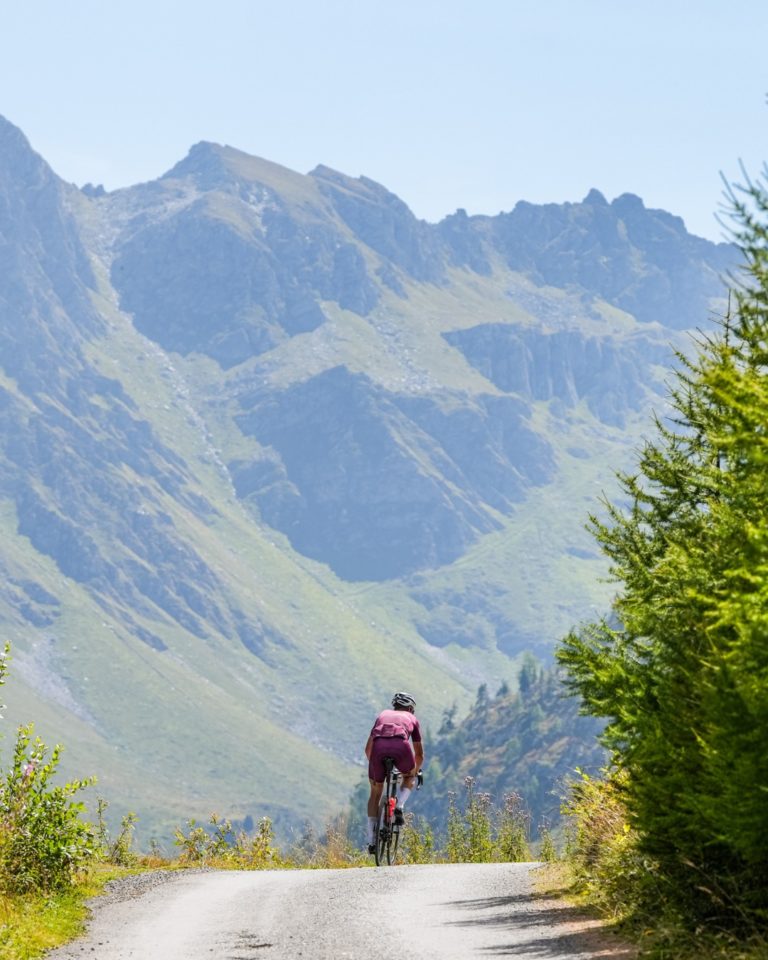 Cirque naturel 🎪⛰️

De @latzoumaz au sommet de La Croix de Cœur, c'est un cirque naturel qui te fait face. 🤩

Ces montagnes t'entourant te donneront, pour sûr, l'énergie nécessaire pour rejoindre la ligne d'arrivée. 🚴‍♂️💨

Infos et inscriptions –> lien en bio ✍️

En route les amis !

___

From @latzoumaz to the summit at La Croix de Cœur, you'll be surrounded by a natural amphitheatre. 🤩

The mountains around you are sure to give you the energy you need to reach the finish line. 🚴‍♂️💨

Information and registration –> link in bio ✍️

En route les amis!

📷 @kuva.swiss 

#cycling #ultracycling #cyclingswitzerland 
#valaiswallis