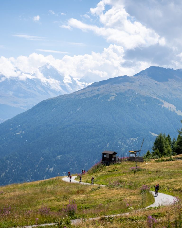 L'Alpage 🐄

Avant d'arriver à Thyon 2000, tu vas passer par l'Alpage. Un moment où le paysage est à couper le souffle ... et la pente aussi.

Courage, le ravitaillement est proche. 😉

En route les amis !

___

Before reaching Thyon 2000, you'll pass through the Alpage. The scenery is breathtaking ... and so is the gradient.

Take heart, refreshments are just around the corner 😉

En route les amis!

📷 @kuva.swiss 

#cycling #ultracycling #cyclingswitzerland
#valaiswallis