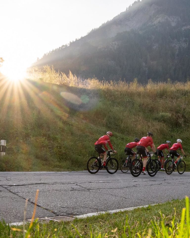 Soleil, montagnes, bonne humeur – Le triptyque valaisan sera au rendez-vous 😎
Regarde-moi cette météo sublime qui nous attend pour ce weekend. Ni trop chaud ni trop froid et un soleil constant tout au long de la journée de samedi.
Pas de doute, cette édition 2025 du Tour des Stations sera un grand cru. Dépêche-toi, pour prendre part à cette cuvée 2025, tu as jusqu’à mercredi 23h59.
✍️ lien en bio
___
Look at the fantastic weather forecast for this weekend. Not too hot, not too cold, and sunshine all day long on Saturday 😎.
There’s no doubt about it, the 2025 Tour des Stations will be a great one. Hurry up, you have until Wednesday at 11:59 p.m. to sign up for the 2025 edition.
✍️ link in bio
📸 @kuva.swiss
#cycling #ultracycling #cyclingswitzerland
#valaiswallis