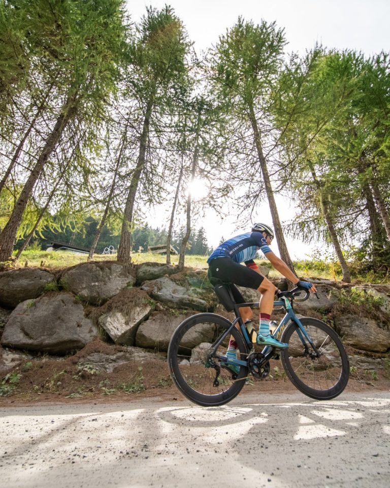 Sun is out ☀️😎

Le soleil de ces derniers jours t'a fait ressortir ton vélo. Ressortir le vélo t'a donné envie de te donner un challenge.

Or, l'envie de te donner un challenge va nécessairement te pousser à penser au Tour des Stations. On se retrouve sur la ligne de départ ?

Infos et inscription –> lien en bio ✍️

En route les amis !

___

The sunshine over the last few days has made you get your bike out. Getting your bike out has made you want to set yourself a challenge.

And the desire to set yourself a challenge will inevitably lead you to think about the Tour des Stations. Shall we meet at the starting line?

Information and registration –> link in bio ✍️

En route les amis!

📷 @kuva.swiss 

#cycling #ultracycling #cyclingswitzerland 
#valaiswallis