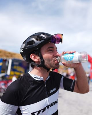 Après des kilomètres d’effort et l’ascension du mythique Col de la Croix-de-Cœur, place à la récupération avec une bouteille de FOCUSWATER RELOAD au sommet !

Bravo à toutes et tous les finishers de cette 9ᵉ édition du Tour des Stations !

📷: @clement.prs02