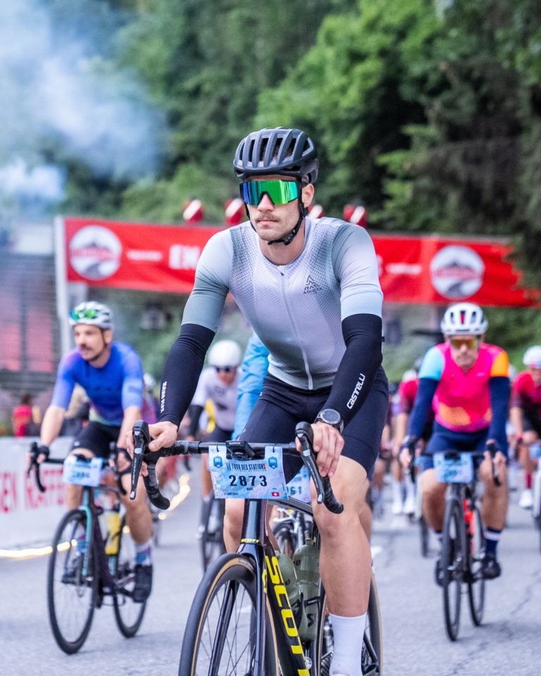 3, 2, 1, départ !

Que ce soit au milieu de la nuit pour démarrer l'ascension de ton Everest ou avec les premiers rayons du jour pour les participants du dernier sas Mediofondo, les sentiments sont les mêmes. 

Un peu de stress, du doute, un trac. Le tout contre-balancé par ce sentiment d'avoir réussi ta préparation, de connaître tes capacités et de savoir que tu vas vivre une expérience hors du commun.

Au final, le Tour des Stations, c'est tout ça à la fois. C'est son charme et c'est la raison pourquoi tu es présent, d'année en année, sur cette ligne de départ.

En route les amis !

___

Whether it's in the middle of the night to start climbing your Everest or at the crack of dawn for participants in the last Mediofondo start, the feelings are the same.

A little stress, some doubt, a touch of nerves. All balanced out by the feeling that you've prepared well, that you know your capabilities and that you're about to have an extraordinary experience.

Ultimately, the Tour des Stations is all of these things at once. That's its charm and that's why you're here, year after year, on the starting line.

En route les amis!

📷 Kuva.swiss 

#cycling #ultracycling #cyclingswitzerland 
#valaiswallis