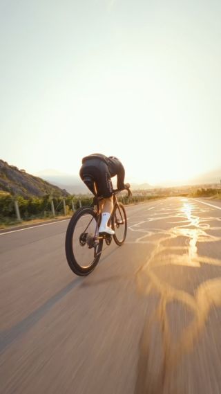 Ta course – Ton challenge ⛰️🚴🏻

Ton vélo, des montées panoramiques, une ambiance du tonnerre et plus de 3'000 cyclistes au départ d'une des cyclosportives les plus exigeantes. 🫣

Inscriptions toujours possibles –> lien en bio ✍️

En route les amis !

___

Your bike, scenic climbs, a fantastic atmosphere and over 3,000 cyclists lining up at the start of one of the most challenging cyclosportives. 🫣

Registration is still open –> link in bio ✍️

En route les amis!

#cycling #ultracycling #cyclingswitzerland 
#valaiswallis