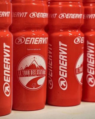 Enervit – Ton partenaire nutrition pour le Tour des Stations 🍼

Depuis les débuts du long partenariat entre Enervit et le Tour des Stations, la nutrition sportive a énormément évolué.

Enervit a su rester à la pointe en s'associant avec les plus grandes équipes et les sportifs les plus prestigieux (dont un récent quintuple vainqueur du Tour de France 👱).

Pour le Jour-J, suis la stratégie proposée et n'hésite pas à rendre visite à Enervit sur leur stand du Welcome Village à @verbier lors du retrait de ton dossard.

En route les amis !

___

Since the beginning of the long-standing partnership between Enervit and the Tour des Stations, sports nutrition has evolved enormously.

Enervit has managed to stay at the forefront by partnering with the biggest teams and the most prestigious athletes (including a recent five-time winner of the Tour de France 👱).

On race day, follow the recommended strategy and do pop in to see Enervit at their stand in the Welcome Village in @verbier when you collect your race number.

En route les amis!

📷 @sportograf 

#cycling #ultracycling #cyclingswitzerland 
#valaiswallis