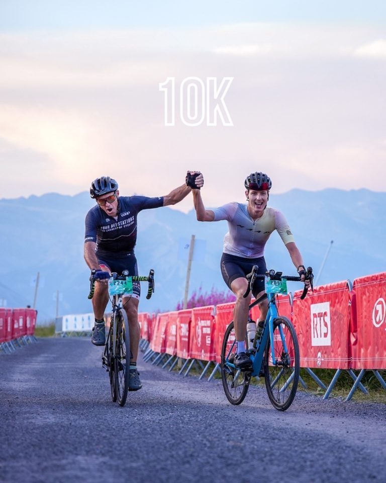 10'000 ❤️
Wahouuuu, merci et 🫶
Trois mots qui résument notre émotion en découvrant que vous êtes désormais plus de 10k à nous suivre ! Un immense merci pour votre soutien sans faille 🙏😊
Et pour fêter ça, on vous offre la possibilité de remporter le maillot officiel de l’édition 2025 🎉
Pour participer au concours, voici les conditions : 
👉 Tag ton partenaire de route,
👉 Like la publication,
👉 Abonne-toi à notre compte
N'hésite pas à partager en story pour augmenter tes chances ! 
📅 Tirage au sort demain à 12h.
📍 Lot à retirer directement sur le stand Ale (⚠️ aucun envoi possible). 
En route les amis !
___
10,000 ❤️
Wahouuuu, thank you 🫶
Three words that sum up how we feel realizing that more than 10k of you are now following us! A huge thank you for your unwavering support 🙏😊
And to celebrate, we’re giving you the chance to win the official jersey of the 2025 edition 🎉
Here’s how to enter the giveaway:
👉 Tag your riding partner
👉 Like this post
👉 Follow our account
Share in your story to boost your chances 😉
📅 Prize draw tomorrow at 12 p.m.
📍 Prize to be collected directly at the Ale booth (⚠️ no shipping available).
En route les amis !
📸@kuva.swiss
#cycling #ultracycling #cyclingswitzerland
#valaiswallis