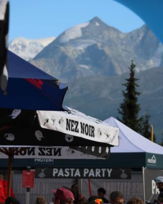 Après l’effort, le réconfort ! 🍻

Une fois la ligne d’arrivée franchie, place à la détente et au plaisir !

Cette année, les participant·e·s du Tour des Stations ont pu découvrir L’Échappée et la bière Nez Noir directement dans leur Welcome Pack.

Deux bières à savourer après les kilomètres, pour prolonger l’expérience et partager un moment convivial.
