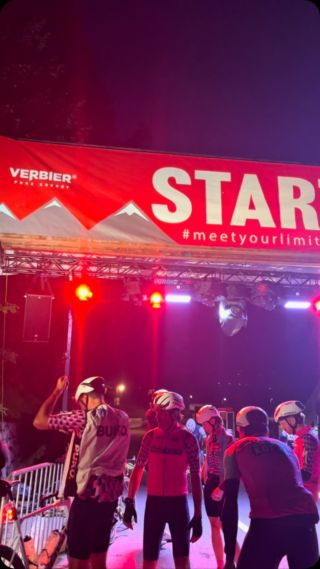 🌙 Le moment est venu.

Des regards concentrés. La nuit est encore là. Les dernières secondes. Puis le discours retentit… et les frissons arrivent.

🚴‍♂️ Les coureurs de l’Ultrafondo s’élancent pour leur Everest :
242 km • 8’848 m D+

Une journée hors norme commence. ⛰️🔥

_____

🌙 The moment has come.

Focused eyes. Night still lingers. The final seconds. Then the speech rings out… and the chills hit.

🚴‍♂ The Ultrafondo riders set off for their Everest:
242 km • 8,848 m D+

An extraordinary day begins. ⛰🔥