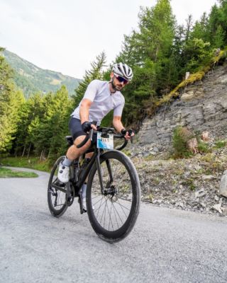 En route les amis!

📷 @kuva.swiss 

#cycling #ultracycling #cyclingswitzerland 
#valaiswallis