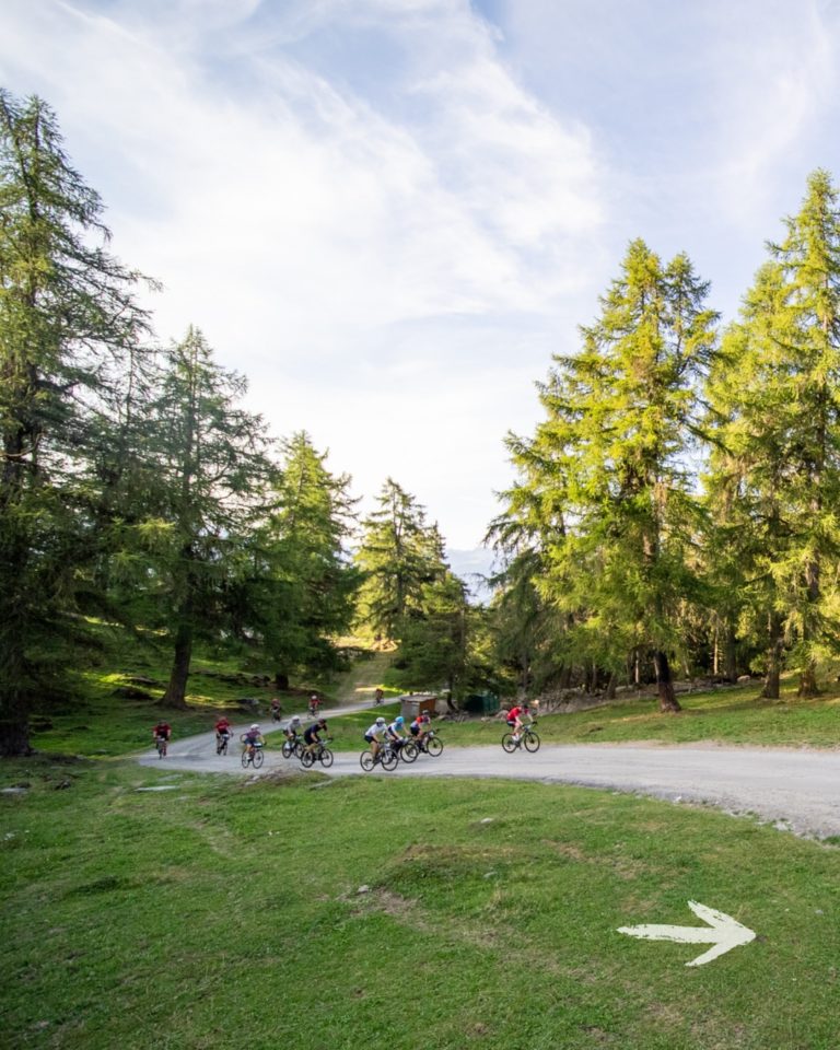 Strade Bianche à la sauce valaisanne 😶‍🌫️

Au sommet du Col du Lein, le Tour des Stations t'offre aussi un petit air toscan. Seuls les mélèzes bordant le chemin te rappelleront les charmes du Valais. 🌲

Et pas d'inquiétude ! les quelques centaines de mètres se font sur une terre battue façon Roland-Garros. 🎾

En route les amis !

___

At the top of the Col du Lein, the Tour des Stations also offers you a little taste of Tuscany. Only the larch trees lining the path will remind you of the charms of Valais. 🌲

And don't worry! The few hundred metres are on clay courts, just like Roland Garros. 🎾

En route les amis!

📷 @kuva.swiss

#cycling #ultracycling #cyclingswitzerland 
#valaiswallis