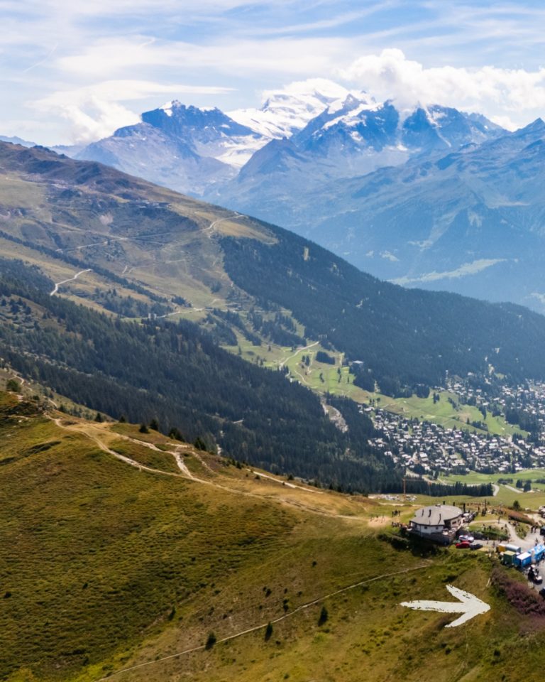 Made in Valais 🇨🇭😍

Rouler au milieu de ces paysages montagneux te fait rêver ? On a ce qu'il te faut.

Rejoins-nous sur la ligne de départ le samedi 29 août 2026 pour une course au cœur des splendeurs du Valais. ❤️🤍

Toutes les infos en bio @tourdesstations 

En route les amis !

___

Does riding through these mountainous landscapes make you dream? We have what you need.

Join us at the starting line on Saturday, 29 August 2026 for a race in the heart of the magnificent Valais region. ❤️🤍

All the information in the @tourdesstations bio.

📷 @kuva.swiss 

#cycling #ultracycling #cyclingswitzerland 
#valaiswallis