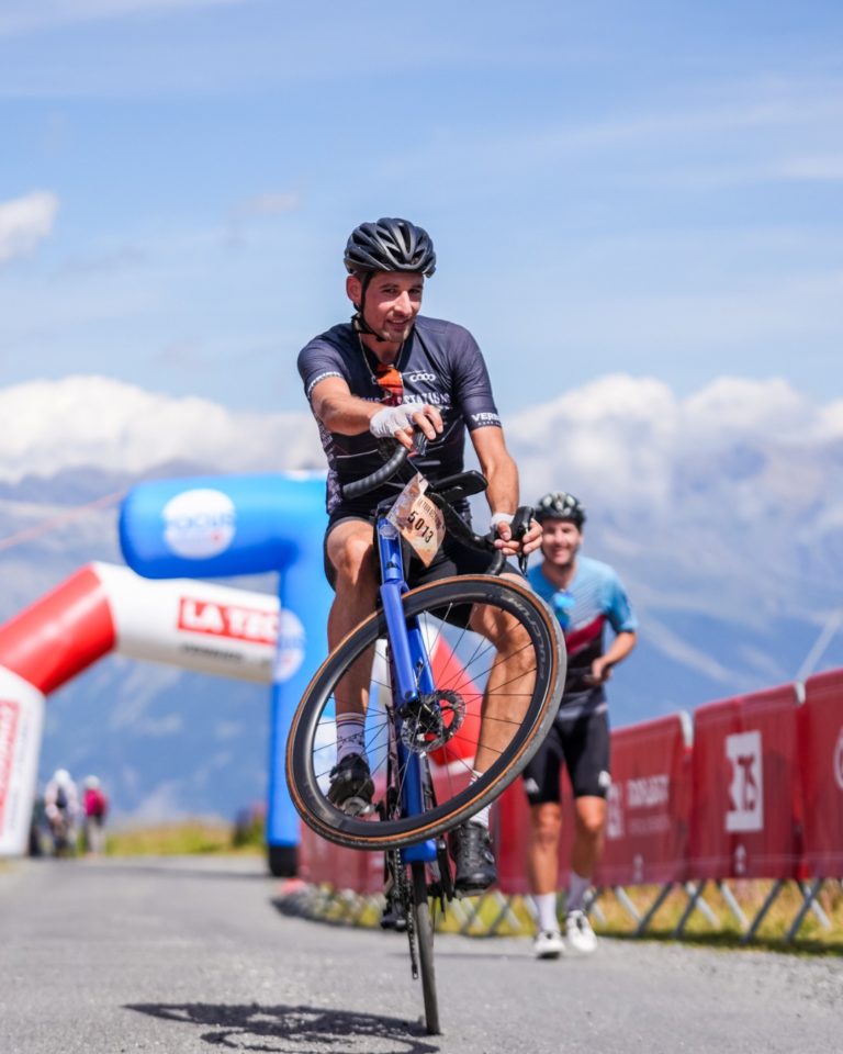Ride for the show 🎪

Jouer au vélo, c'est s'amuser avec sa monture. Profiter de la pente différemment afin de faire le show pour le photographe présent en bordure de route.

Tag en commentaires tes compagnons de route qui sortent leur plus beau wheelie à chaque sortie et un stoppie à la moitié des feux rouge.

En route les amis !

___

Playing bike is about having fun with your ride. Enjoying the slope in a different way to show off for the photographer standing at the side of the road.

Tag your riding buddies in the comments who pull off their best wheelies every time you go out for a ride and do a stoppie at every other traffic light.

En route les amis!

📷 Kuva.swiss 

#cycling #ultracycling #cyclingswitzerland 
#valaiswallis