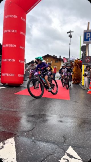 🏁 Le Tour des Stations 2026 est lancé !

Ce sont les Kids qui ont ouvert le bal aujourd’hui, avec des sourires XXL, des jambes qui tournent à fond et une sacrée envie de gagner ! 🚴‍♀️🚴‍♂️

De la bonne humeur, de la compétition et surtout beaucoup de plaisir sur le vélo. ❤️
Bravo à toutes et tous les jeunes cyclistes qui ont lancé cette grande journée comme il se doit ! 👏

Le Tour des Stations est officiellement parti ! 🔥

_____

🏁 The Tour des Stations 2026 is underway!

The Kids kicked things off today, with XXL smiles, legs pedaling at full speed and a real hunger to win! 🚴‍♀🚴‍♂

Good vibes, friendly competition and above all so much fun on the bike. ❤
Well done to all the young cyclists who kicked off this big day in style! 👏

The Tour des Stations is officially underway! 🔥