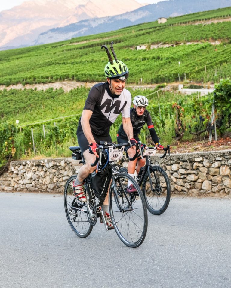 Rudolf au Tour des Stations ??? 🦌

Peu le savent, mais afin d'être à 100% de ses moyens pour son importante mission à Noël, Rudolf s'entraîne de longues heures sur son vélo.

En route les amis !

___

Few people know this, but in order to be in peak condition for his important mission at Christmas, Rudolf trains for long hours on his bicycle.

En route les amis!

📷 @kuva.swiss 

#cycling #ultracycling #cyclingswitzerland 
#valaiswallis